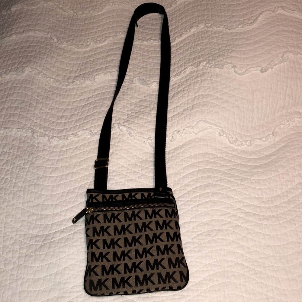 Michael Kors cross body small purse